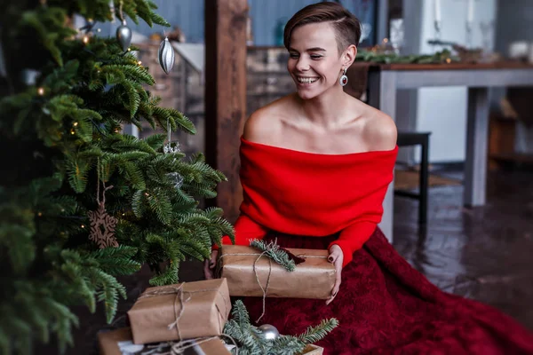 Sorrindo Mulher Bonita Está Posando Torno Árvore Natal Com Diferentes — Fotografia de Stock