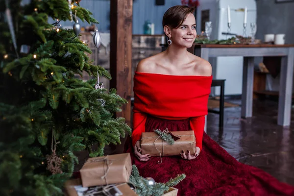 Sorridente Bella Donna Posa Intorno All Albero Natale Con Diverse — Foto Stock