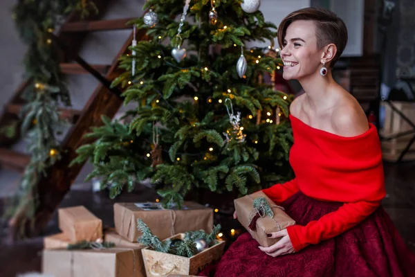 Sorridente Bella Donna Posa Intorno All Albero Natale Con Diverse — Foto Stock