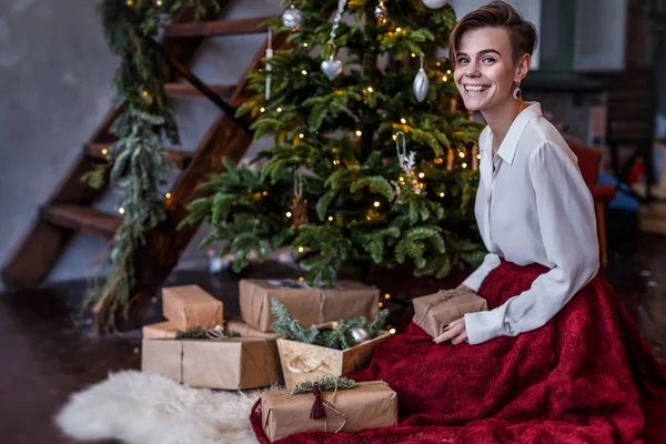 Sorridente Bella Donna Posa Intorno All Albero Natale Con Diverse — Foto Stock