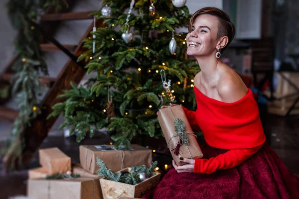 Sorrindo Mulher Bonita Está Posando Torno Árvore Natal Com Diferentes — Fotografia de Stock