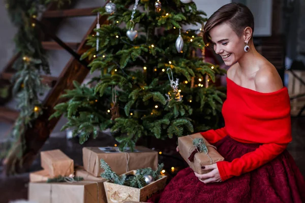 Sorrindo Mulher Bonita Está Posando Torno Árvore Natal Com Diferentes — Fotografia de Stock