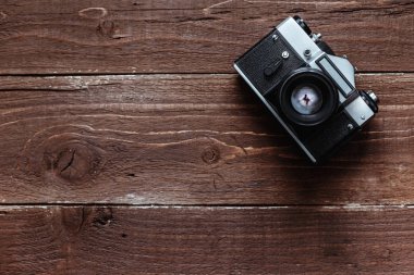 Retro fotoğraf makinesi şık ahşap arka plan üzerinde beyaz Not Defteri ile