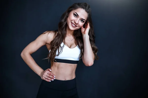 Vrouwelijke Fitness Model Witte Top Zwarte Legging Poseren Voor Een — Stockfoto