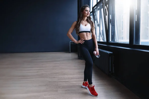 Vrouwelijke Fitness Model Witte Top Zwarte Legging Poseren Buurt Van — Stockfoto