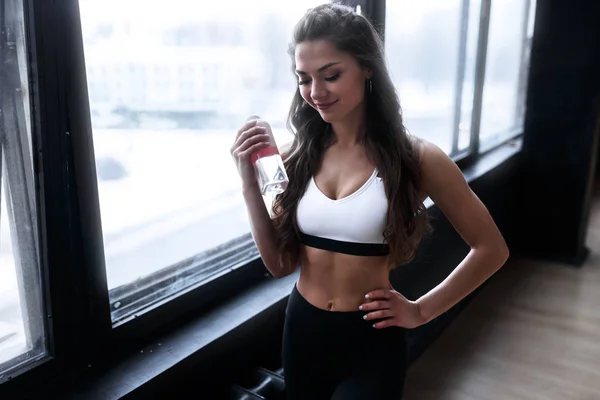 Vrouwelijke Fitness Model Witte Top Zwarte Legging Poseren Buurt Van — Stockfoto