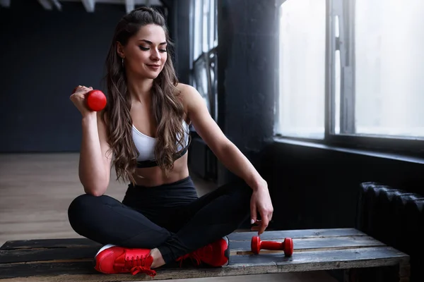 Modelo Fitness Femenino Está Sentado Banco Haciendo Ejercicios Con Pesas — Foto de Stock