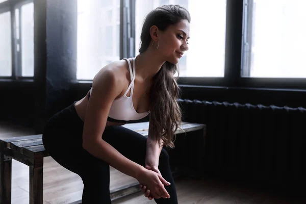 Vrouwelijke Fitness Model Zit Bankje Doen Oefeningen Met Rode Halters — Stockfoto