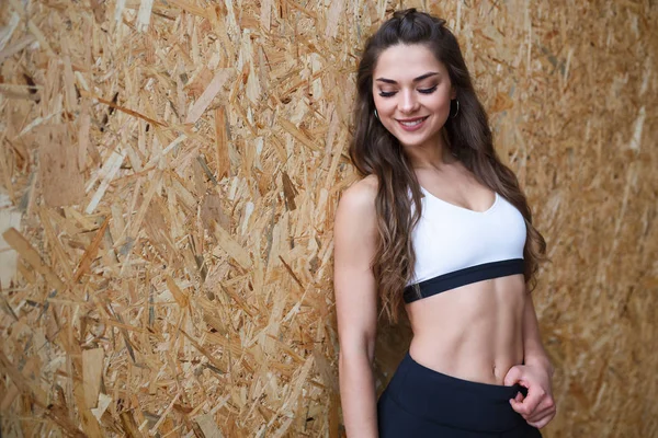 Vrouwelijke Fitness Model Witte Top Zwarte Legging Poseren Voor Een — Stockfoto