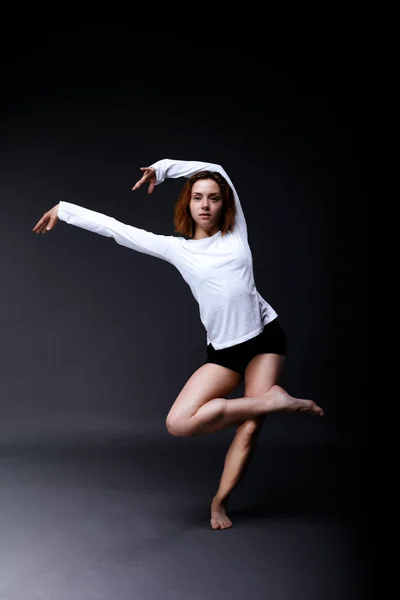 Young Contemporary Dancer Posing Studio — Stock Photo, Image