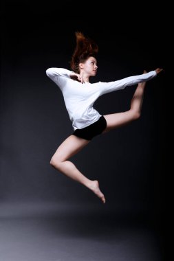 Genç çağdaş dans stüdyosunda poz