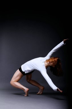 Genç çağdaş dans stüdyosunda poz