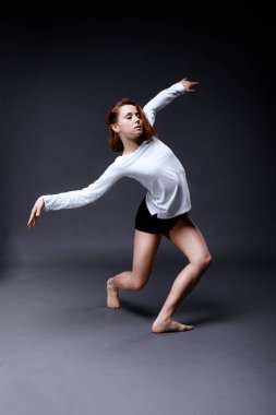 Genç çağdaş dans stüdyosunda poz