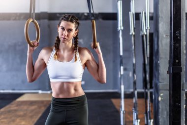 Crossfit spor salonunda sportif atletik kadın