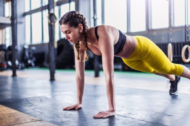 Crossfit spor salonunda sportif atletik kadın