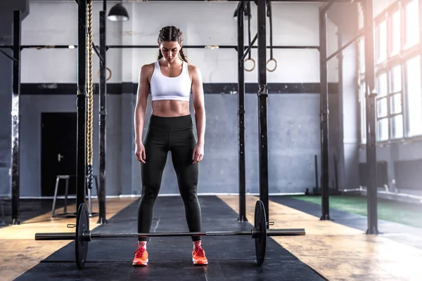 Atletik wanita sporty di gym crossfit Stok Gambar Bebas Royalti