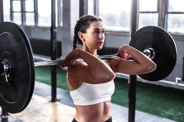 Atletik wanita sporty di gym crossfit Stok Lukisan  