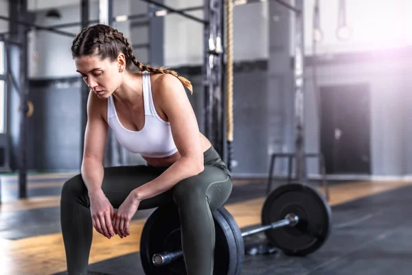 Sportowy kobieta lekkoatletycznego w siłownię crossfit Obrazy Stockowe bez tantiem