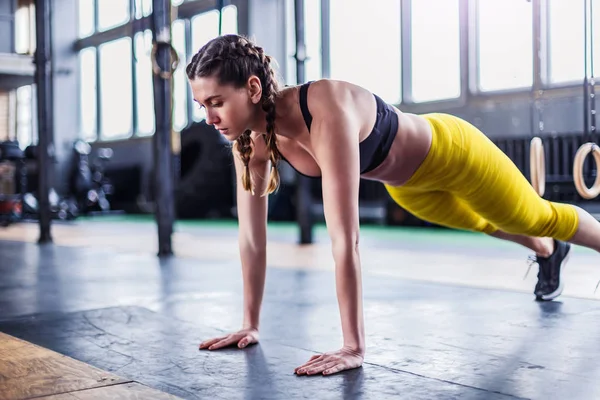 Sportowy kobieta lekkoatletycznego w siłownię crossfit Obrazy Stockowe bez tantiem