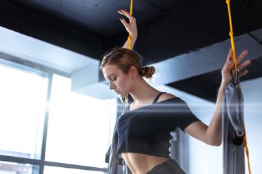 Hava-yoga pratik ince kız