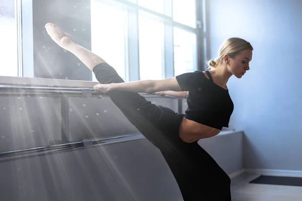 Penari Balet Wanita Muda Meregang Studio Dengan Dinding Putih Stok Foto Bebas Royalti
