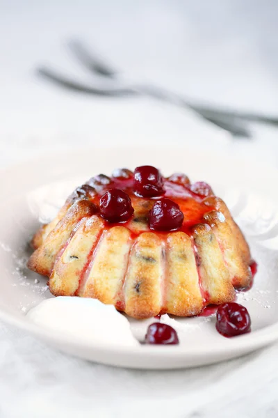 Süzme peynirli sufle kek kiraz ile