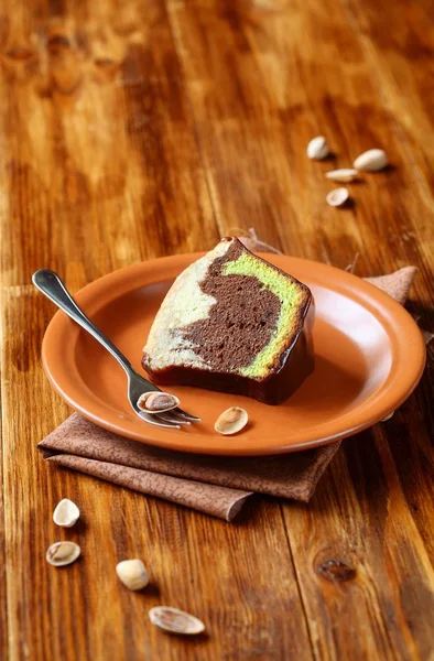 Stuk van marmeren pistaches, chocolade en vanille Cake — Stockfoto