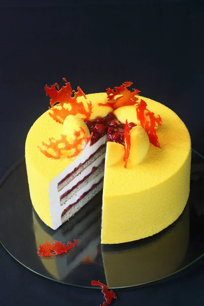 De Cake van de Mousse van het hedendaagse gele fluweel — Stockfoto