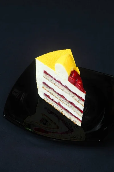 Współczesnej żółty Velvet Mousse Cake — Zdjęcie stockowe