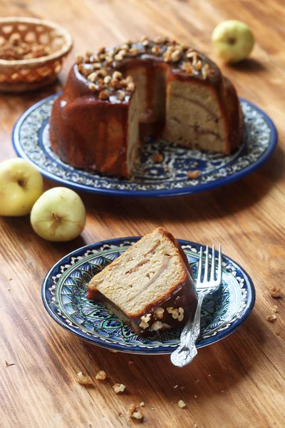 Apple Cake with Caramel Topping (slice) and Walnuts — Stock Photo, Image