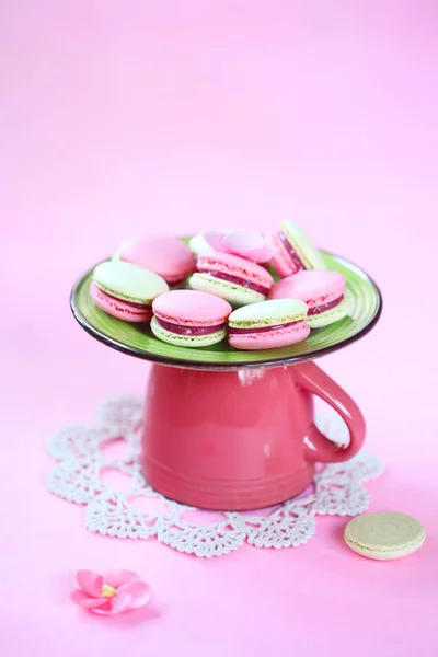 Macarons berwarna (merah muda dan hijau) dengan Raspberry Cream Filling — Stok Foto