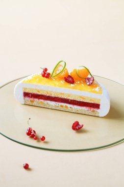 Çağdaş Hindistan cevizi, ahududu ve mandalina Mousse Kek