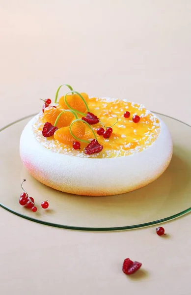 Pastel de coco contemporáneo, frambuesa y mandarina Mousse —  Fotos de Stock