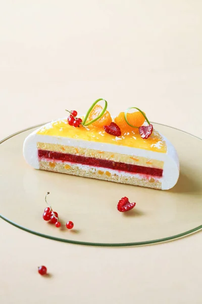 Hedendaagse kokos, frambozen en Tangerine Mousse Cake — Stockfoto