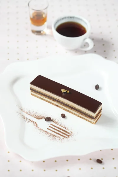 Pedazo de pastel de café de chocolate "Opera" — Foto de Stock