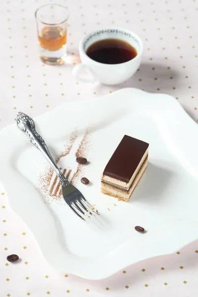 Pedazo de pastel de café de chocolate "Opera" — Foto de Stock
