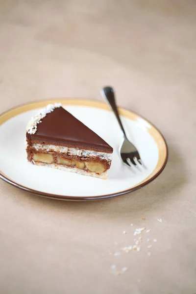 Pièce de chocolat, noix de coco et gâteau à la banane — Photo