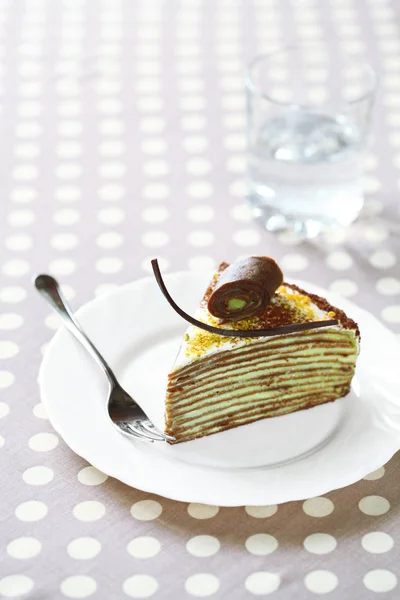 ピスタチオ チョコレートのクレープ ケーキ — ストック写真