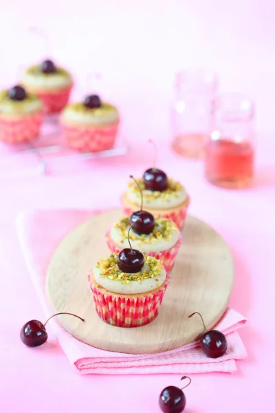 Pistachio Cherry Cupcakes — Stock Photo, Image
