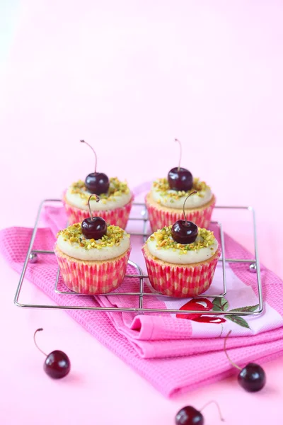 Pistachio Cherry Cupcakes — Stock Photo, Image