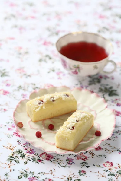 White Chocolate Financiers with Wild Strawberries — Stock Photo, Image