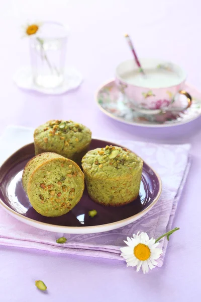 Muffin al pistacchio su piatto viola — Foto Stock