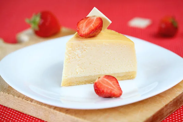 Vanille cheesecake met aardbeien — Stockfoto