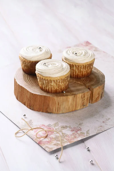 Ванильные кексы на деревянной доске — стоковое фото