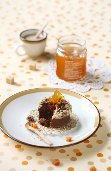Schokoladenkuchen mit Aprikosen und Streuselbelag — Stockfoto