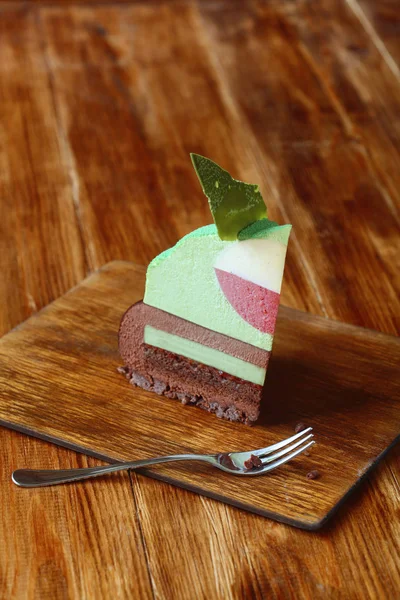 Hedendaagse Multi gelaagde Mousse Cake — Stockfoto