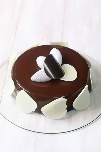 Zeitgenössischer Schokoladen-Kokos-Mousse-Kuchen — Stockfoto