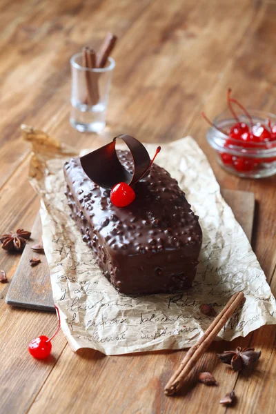 Bolo de bolo de frutas de cereja de chocolate com nozes — Fotografia de Stock