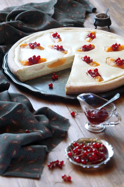 Open Cheese Pie with Peaches and Red Currants — Stock Photo, Image