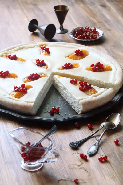 Offener Käsekuchen mit Pfirsichen und roten Johannisbeeren — Stockfoto